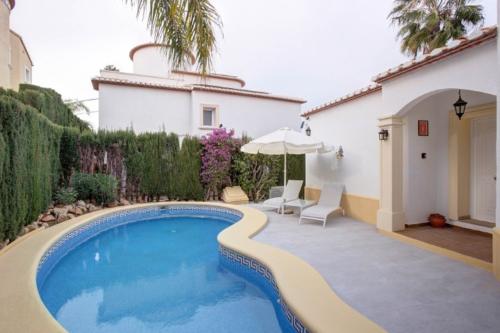 eagle_lazing_bt_the_pool